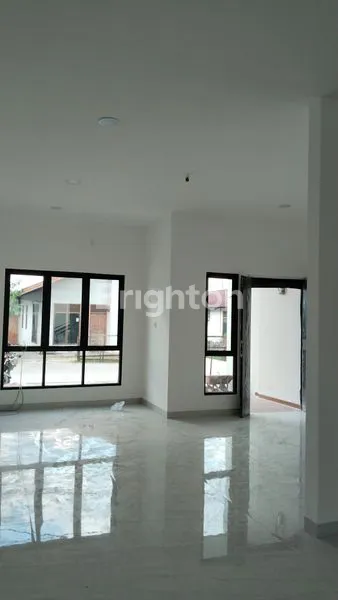 image BARU RUMAH 2 LANTAI RENOV SIAP HUNI. (2)