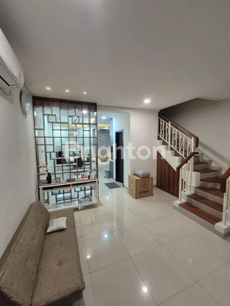image RUMAH BERDESAIN MEWAH DENGAN 3+1 KAMAR TIDUR DI JAKARTA GARDEN CITY, DEKAT AEON MALL, CAKUNG, JAKARTA TIMUR (2)