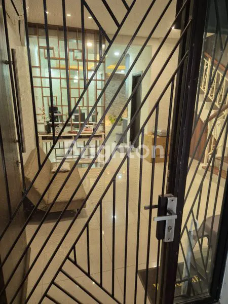 image RUMAH BERDESAIN MEWAH DENGAN 3+1 KAMAR TIDUR DI JAKARTA GARDEN CITY, DEKAT AEON MALL, CAKUNG, JAKARTA TIMUR (7)