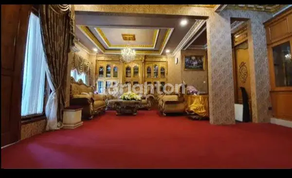 image RUMAH MEWAH BERGAYA MEDITERANIA DI JAKARTA TIMUR (3)