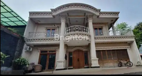 image RUMAH MEWAH BERGAYA MEDITERANIA DI JAKARTA TIMUR (1)