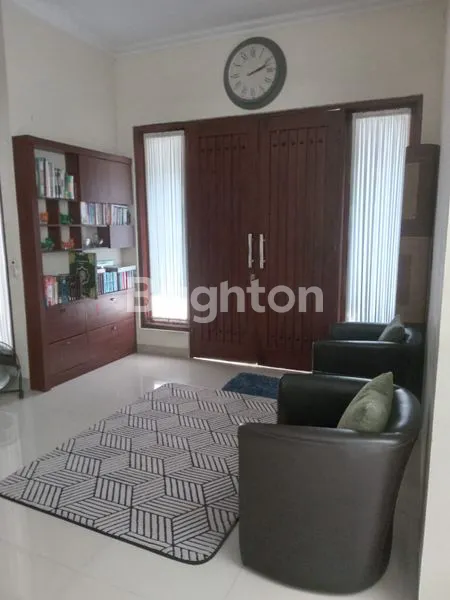 image RUMAH 2 LANTAI DESAIN MINIMALIS DI PERUMAHAN TAMAN ANGGREK GENTAN 1 (4)