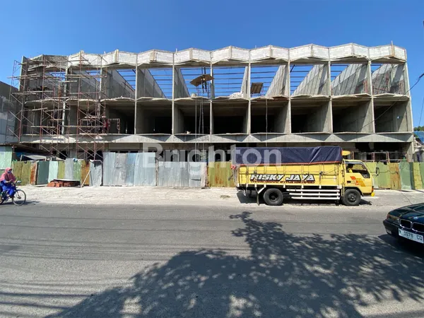 image HANYA 3 M AN, RUKO RUNGKUT, MODERN CLASSIC STYLE FASADE, SELANGKAH DARI RAYA MERR, LINGKUNGAN PADAT PENDUDUK, RUKO RAYA KEDUNG ASEM, 2 UNIT RUKO JEJER, HANYA 20 METER DARI RAYA MERR, LALU LINTAS RAMAI (1)