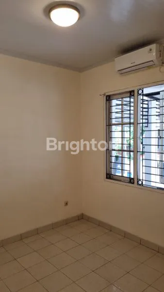 image RUMAH TERAWAT DAN SIAP HUNI DI CLUSTER STRATEGIS HARGA MIRING DI CLUSTER KOTA WISATA CIBUBUR (3)