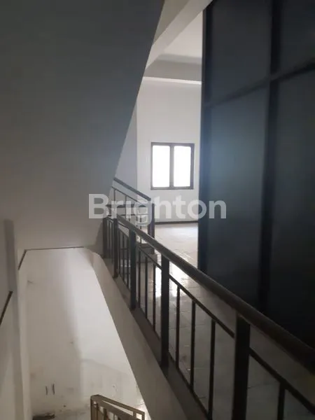 image RUKO 3 LANTAI DIKAWASAN ELIT (4)