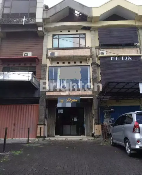 image SHOWROOM + HUNIAN 3 LANTAI DI LOKASI STRATEGIS – KEROBOKAN, KUTAKESEMPATAN ISTIMEWA MEMILIKI PROPERTI MULTIFUNGSI DI PUSAT AKTIVITAS BISNIS KEROBOKAN, BALI! (1)