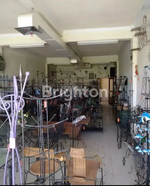 image SHOWROOM + HUNIAN 3 LANTAI DI LOKASI STRATEGIS – KEROBOKAN, KUTAKESEMPATAN ISTIMEWA MEMILIKI PROPERTI MULTIFUNGSI DI PUSAT AKTIVITAS BISNIS KEROBOKAN, BALI! (2)