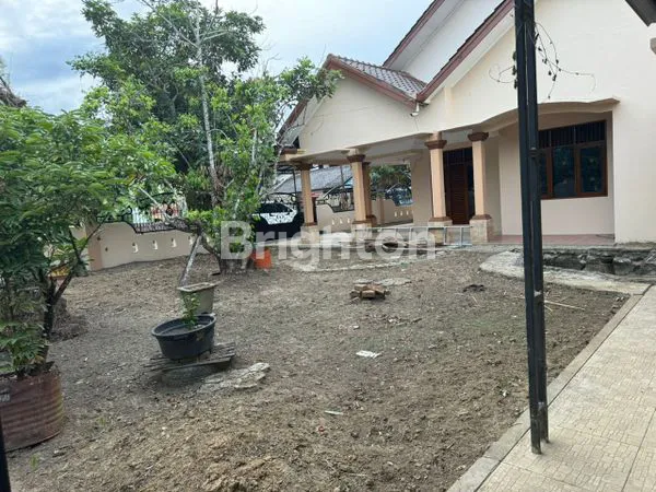 image RUMAH BESAR DANGAN HALAMAN LUAS  (3)