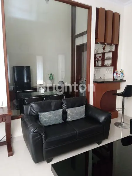 image RUMAH 2 LANTAI DESAIN MINIMALIS DI PERUMAHAN TAMAN ANGGREK GENTAN 1 (8)