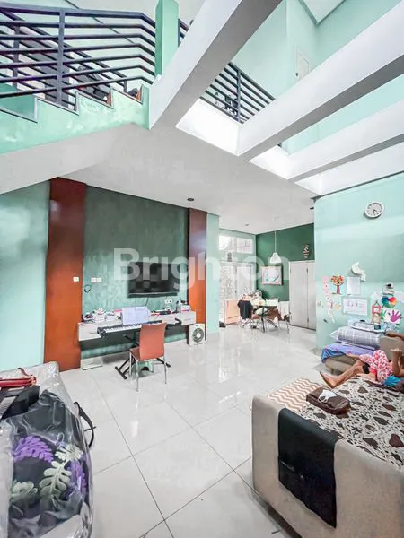 image RUMAH MEWAH DI LOKASI STRATEGIS - 2 LANTAI, 5+1 KAMAR TIDUR, GARASI 3 MOBIL, DEKAT PINTU TOL! (3)