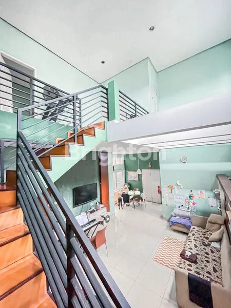 image RUMAH MEWAH DI LOKASI STRATEGIS - 2 LANTAI, 5+1 KAMAR TIDUR, GARASI 3 MOBIL, DEKAT PINTU TOL! (4)