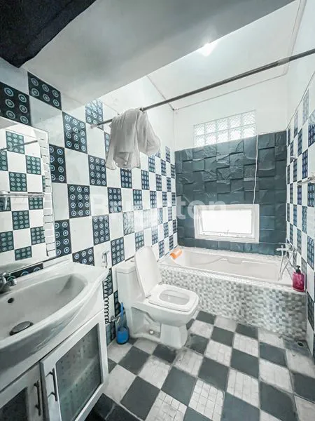 image RUMAH MEWAH DI LOKASI STRATEGIS - 2 LANTAI, 5+1 KAMAR TIDUR, GARASI 3 MOBIL, DEKAT PINTU TOL! (8)