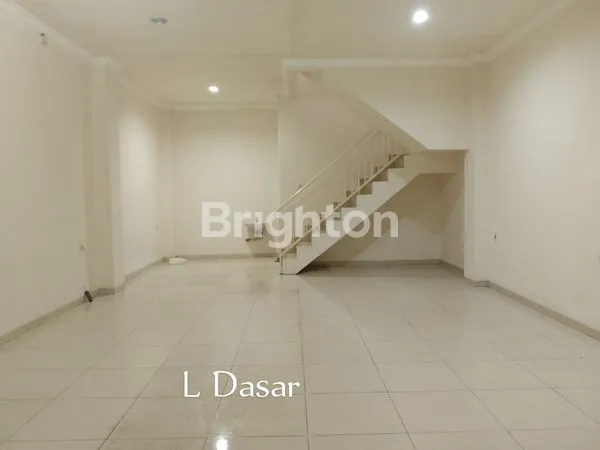 RUKO 2,5 LANTAI SIAP PAKAI DI PINGGIR JALAN KEMBANGAN