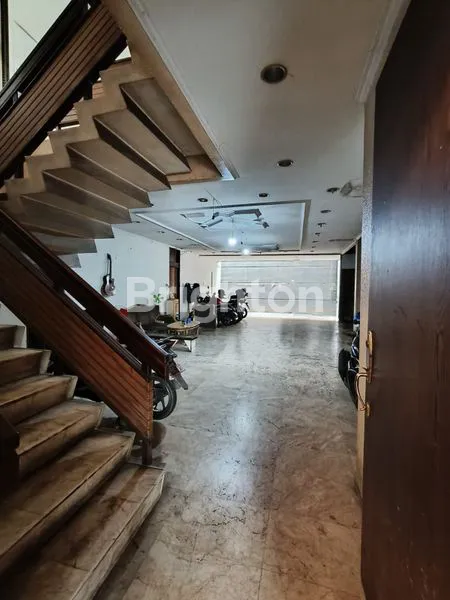 image RUMAH TUA UNTUK GUDANG/KANTOR/KOS DI LATUMENTEN. BANGUNAN 2 LANTAI  (3)