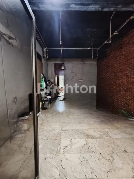 image RUMAH TUA UNTUK GUDANG/KANTOR/KOS DI LATUMENTEN. BANGUNAN 2 LANTAI  (2)