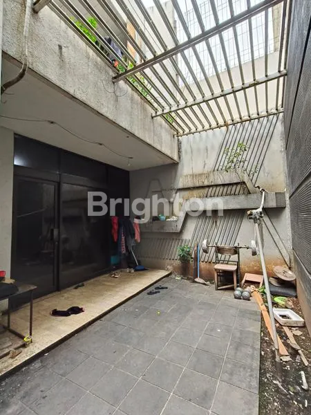 image RUMAH TUA UNTUK GUDANG/KANTOR/KOS DI LATUMENTEN. BANGUNAN 2 LANTAI  (4)