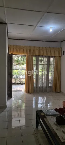 image JUAL RUMAH SIAP HUNI DILENGKAPI TAMAN LUAS (3)