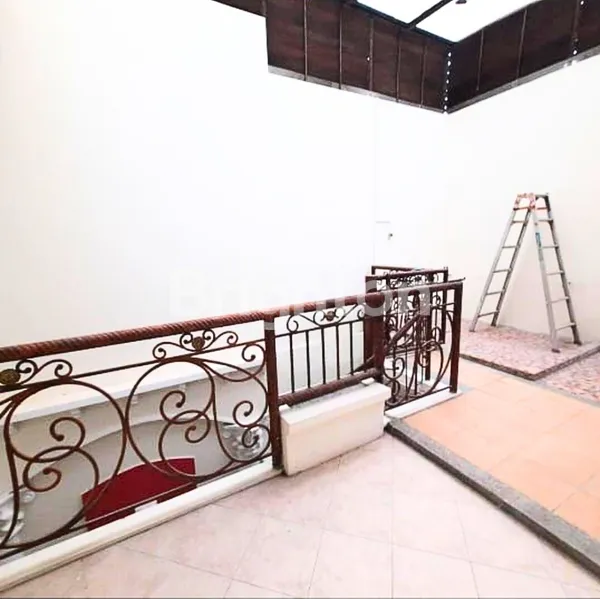 image RUMAH MEWAH 2 LANTAI DI TENGGILIS UTARA DEKAT RAYA (4)