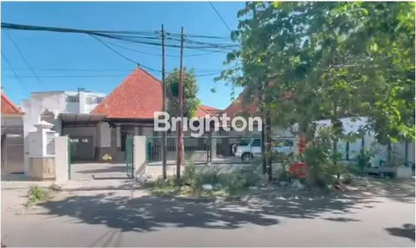 image RUMAH TERAWAT SIAP HUNI GAYA VINTAGE STRATEGIS TENGAH KOTA SURABAYA (1)