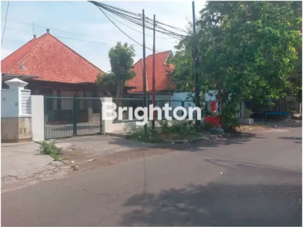 image RUMAH TERAWAT SIAP HUNI GAYA VINTAGE STRATEGIS TENGAH KOTA SURABAYA (3)