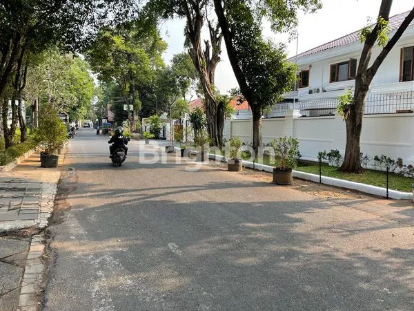 image RUMAH MEWAH 2 LANTAI LUAS DAN  NYAMAN SIAP HUNI KEMANG (2)