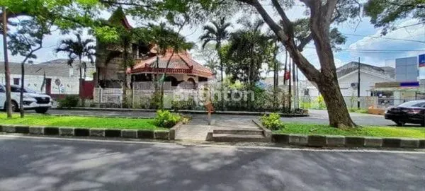 image RUMAH DESAIN ETNIK STRATEGIS 50M SAMPING LIVING PLAZA SAWOJAJAR KOTA MALANG (1)