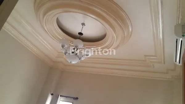 image RUMAH MEWAH 2 LANTAI SIAP HUNI DI KAWASAN PERUMAHAN PREMIUM MANYAR SURABAYA (6)