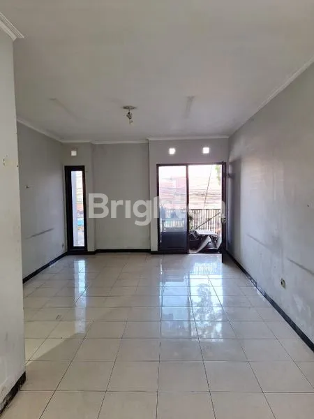 image DISEWAKAN RUKO 3 LANTAI SIAP PAKAI DI LOKASI STRATEGIS – COCOK UNTUK KANTOR ATAU USAHA! (4)