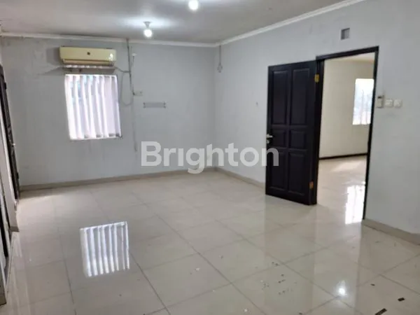 image DISEWAKAN RUKO 3 LANTAI SIAP PAKAI DI LOKASI STRATEGIS – COCOK UNTUK KANTOR ATAU USAHA! (3)