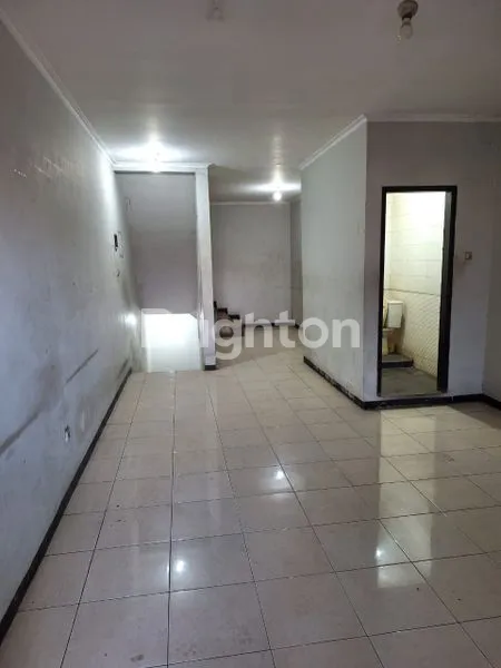 image DISEWAKAN RUKO 3 LANTAI SIAP PAKAI DI LOKASI STRATEGIS – COCOK UNTUK KANTOR ATAU USAHA! (6)