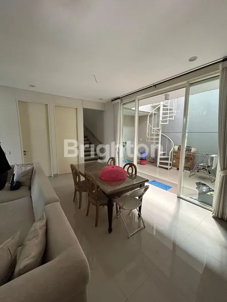 image RUMAH MEWAH FULLY-FURNISHED DI CITRALAND SURABAYA, LOKASI STRATEGIS DEKAT FASILITAS (2)