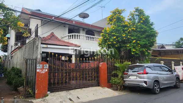 RUMAH BESAR BAGUS DEKAT TERMINAL KAMPUNG MELAYU PEDATI JAKARTA TIMUR