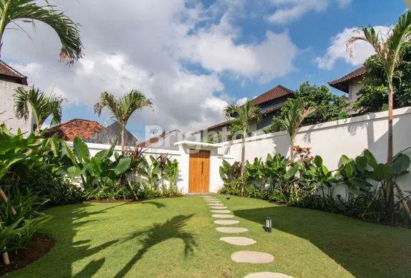 image VILLA TROPICAL 3 BEDROOM WITH LARGE GARDEN IN PADONAN BADUNG BALI (1)