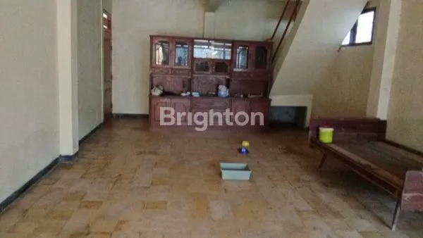 image RUMAH BESAR DAN HALAMAN LUAS (2)