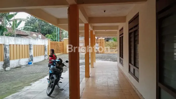 image RUMAH BESAR DAN HALAMAN LUAS (3)