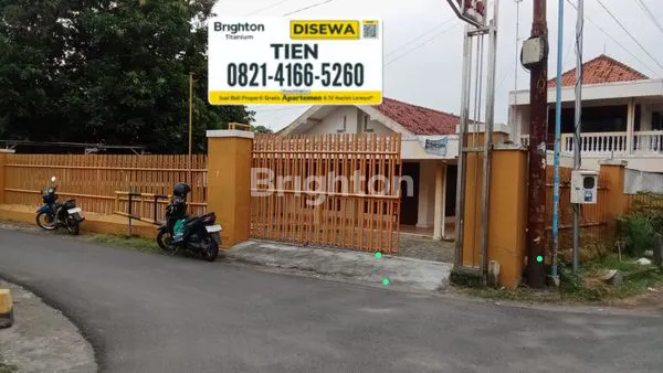 RUMAH BESAR DAN HALAMAN LUAS