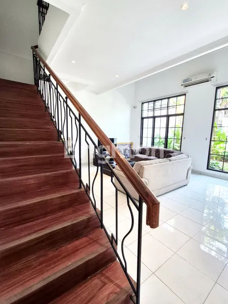 RUMAH SEWA BAGUS DAN MURAH 2 LANTAI SEMI FURNISH SIAP HUNI DI BINTARO JAKSEL