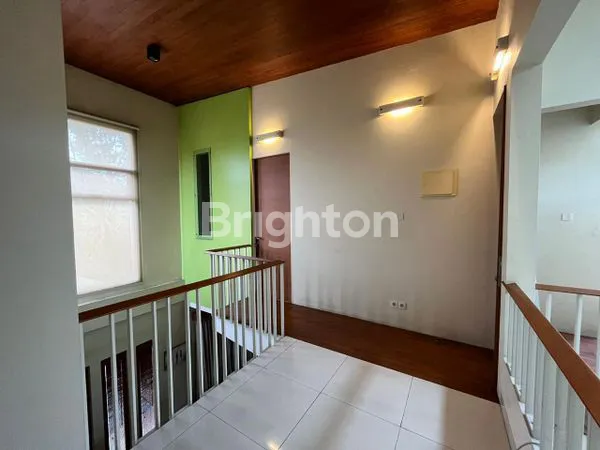 image RUMAH DENGAN DESAIN MODERN DI TAMAN MUTIARA CINERE (3)