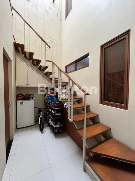 image RUMAH DENGAN DESAIN MODERN DI TAMAN MUTIARA CINERE (2)