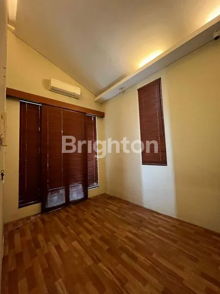 image RUMAH DENGAN DESAIN MODERN DI TAMAN MUTIARA CINERE (4)