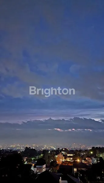 image RUMAH AMERICAN STYLE SANGAT ASRI UDARA SEJUK DIKELILINGI OLEH PEMANDANGAN KOTA BANDUNG (7)