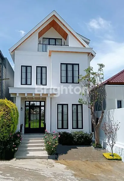 image RUMAH AMERICAN STYLE SANGAT ASRI UDARA SEJUK DIKELILINGI OLEH PEMANDANGAN KOTA BANDUNG (1)