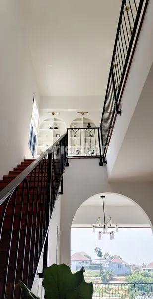 image RUMAH AMERICAN STYLE SANGAT ASRI UDARA SEJUK DIKELILINGI OLEH PEMANDANGAN KOTA BANDUNG (3)