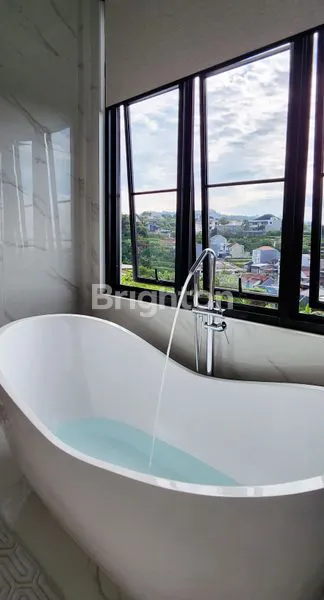 image RUMAH AMERICAN STYLE SANGAT ASRI UDARA SEJUK DIKELILINGI OLEH PEMANDANGAN KOTA BANDUNG (5)