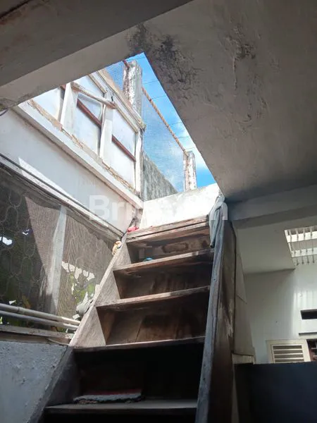 image RUMAH TERAWAT SIAP HUNI. NYAMAN ASRI SUPER MURAH DI JL. WASPADA, BONGKARAN PABEAN CANTIKAN, SURABAYA UTARA JAWA TIMUR. DEKAT TUGU PAHLAWAN, STASIUN GUBENG, PASAR ATOM, PUSAT KOTA SURABAYA, TUNJUNGAN PLAZA. STRATEGIS AREA (4)