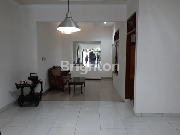 image RUMAH SERAPIH INDAH TERAWAT DIKAWASAN PREMIUM INTERCON HANYA SENILAI....NYAMAN UNTUK KELUARGA-JAKARTA BARAT (4)