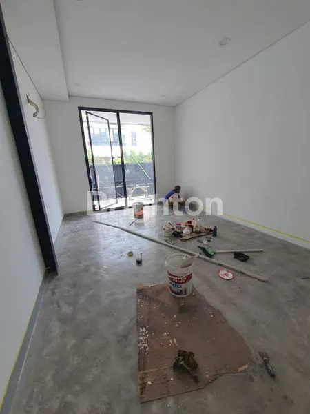 image RUMAH BARU BESAR & MEWAH DI SUTOREJO, SELANGKAH KE RAYA MULYOSARI & SUPERINDO, DEKAT DENGAN ITS & PAKUWON CITY JUGA, MINIMALIS MODERN 14.5X17.5 HADAP TIMUR BISA KPR (7)