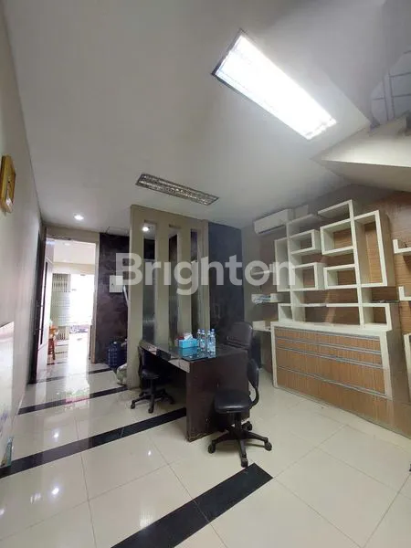 image RUKO SIAP PAKAI DI BUBUTAN, SEMI FURNISH DENGAN RUANG DIREKSI & MEETING ROOM (2)