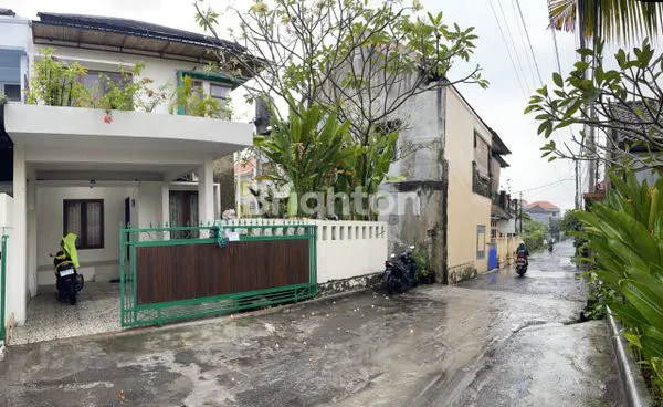 image RUMAH 2 LANTAI SEMI FURNISH LOKASI STRATEGIS DI PERUMAHAN EKSKLUSIF CASA D\\\'BALE JIMBARAN (1)