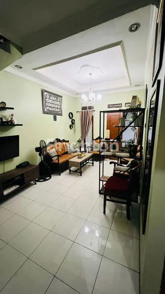 image RUMAH STRATEGIS DI TAMAN ANYELIR DEPOK, LOKASI IDAMAN AKSES MUDAH (2)